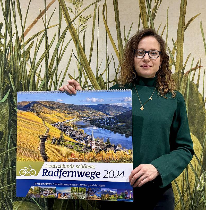 MdRzA -Radlerin Jana Hoyer freut sich über einen tollen Wandkalender für das kommende Jahr.